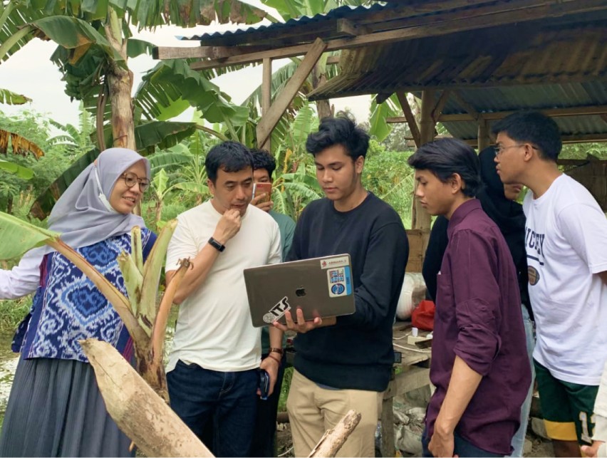 Tim Crustea bekerja bersama pembudidaya tambak di Indonesia